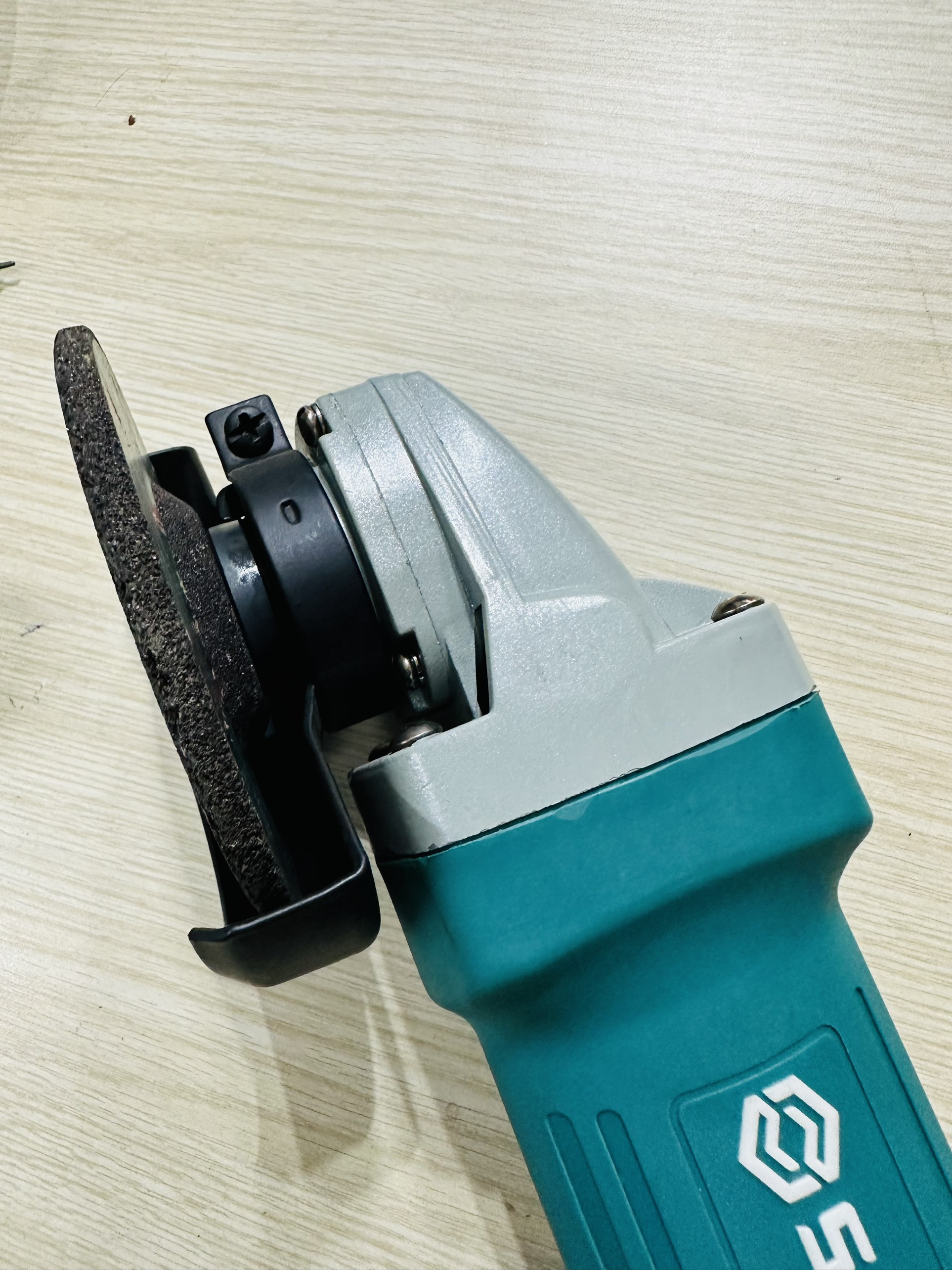 Có nắp bảo vệ